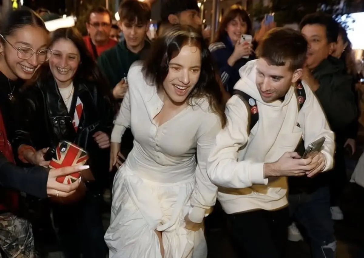 Rosalía com fãs no centro de Madrid durante o anúncio do novo álbum "Lux"