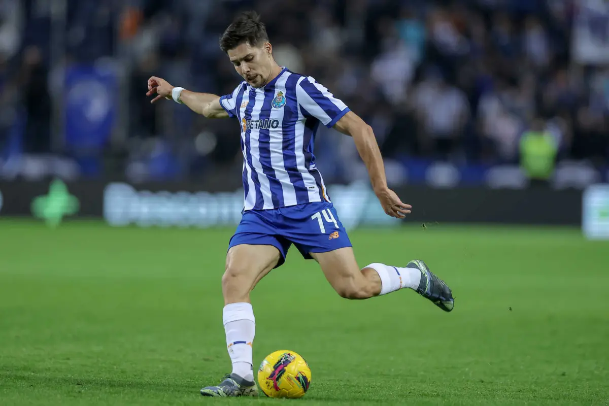 Moiura já leva cinco assistência com as cores azuis e brancas