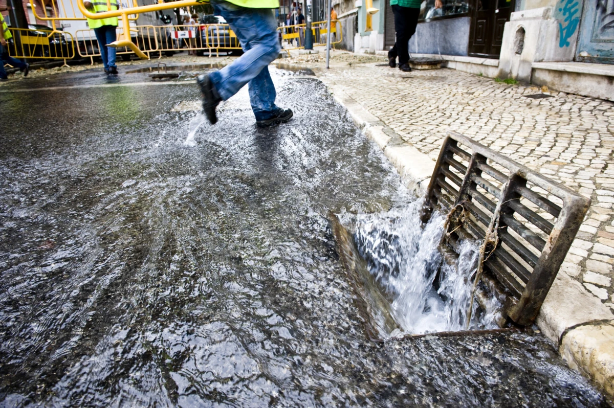 Chuva forte causou inundações na via pública, principalmente na região de Lisboa