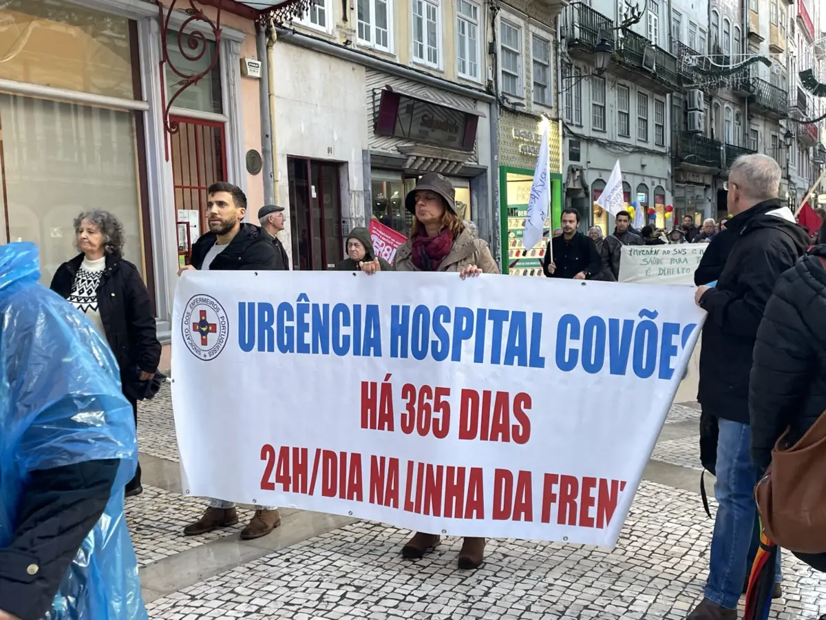 O protesto começou na Ponte de Santa Clara e terminou à porta da autarquia