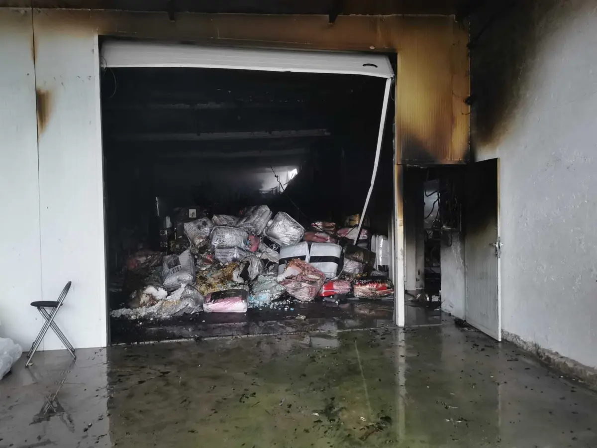 Fábrica foi totalmente consumida pelas chamas