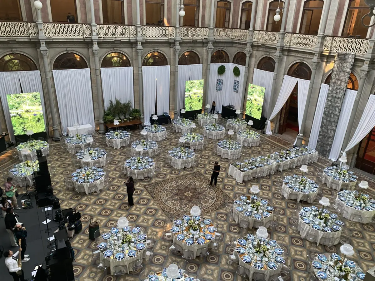 No Palácio da Bolsa, está tudo a postos para receber os convidados de mais uma edição do tradicional baile da Associação Comercia do Porto