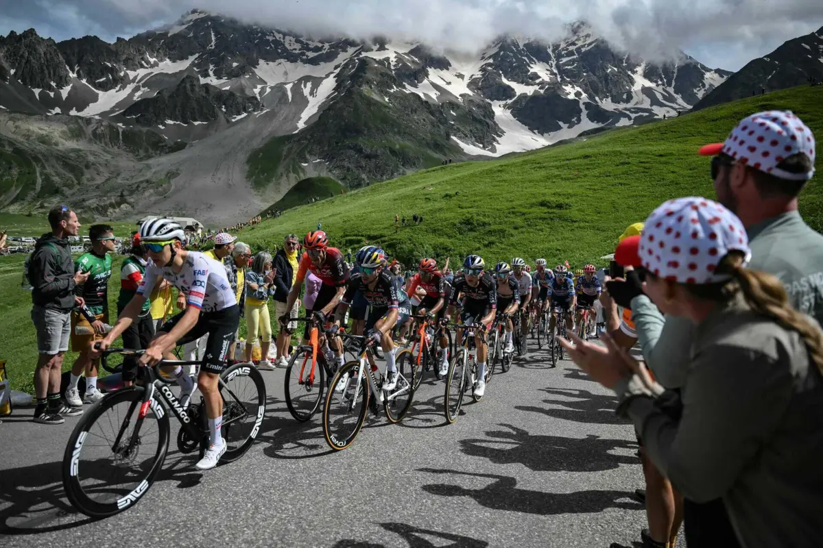 Pogacar a liderar um grupo de ciclistas na subida ao Galibier