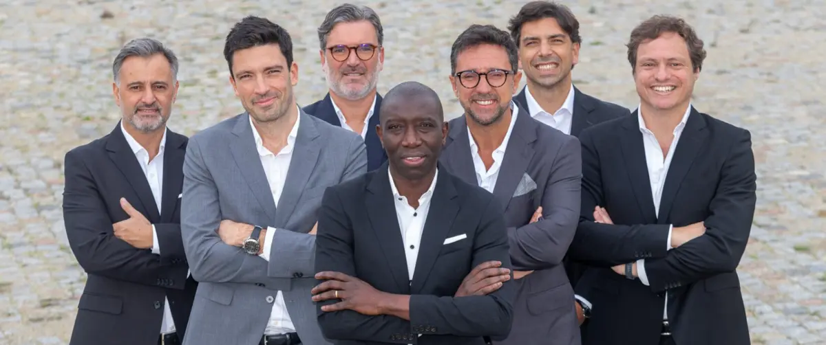 Fary Faye com alguns dos elementos que integram a equipa