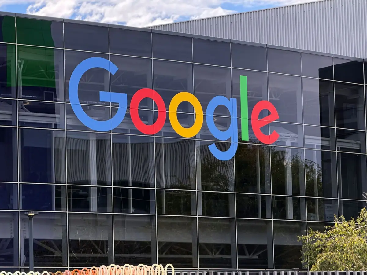 epa12403577 Google signage is displayed on the Googleplex, the corporate headquarters complex of Google and its parent company, Alphabet Inc, in Mountain View, California, USA, 24 September 2025. Google"s parent company, Alphabet, recently reached a 3 trillion US dollar market cap threshold, becoming the fourth company to do so. Alphabet now joins the ranks of Apple and NVidia, the two other California-based giants, in the 3 trillion US dollar club alongside Washington-based Microsoft. EPA/JOHN G. MABANGLO