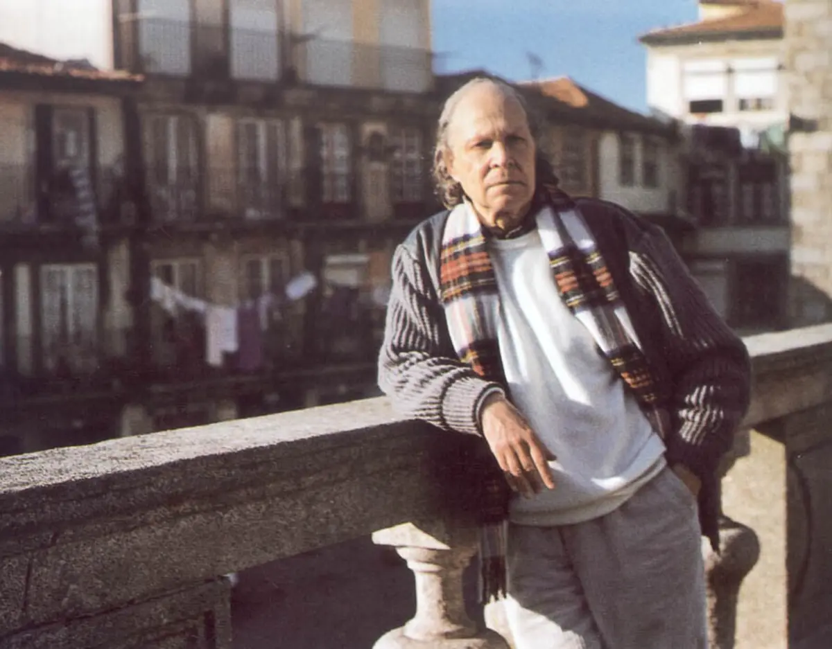 Exposição passa em revista o percurso pessoal e literário do poeta