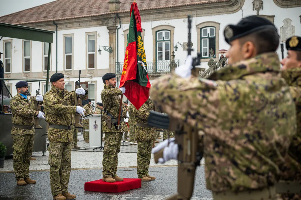 Imagem de contexto do artigo Militares que vão para a Roménia receberam estandarte nacional