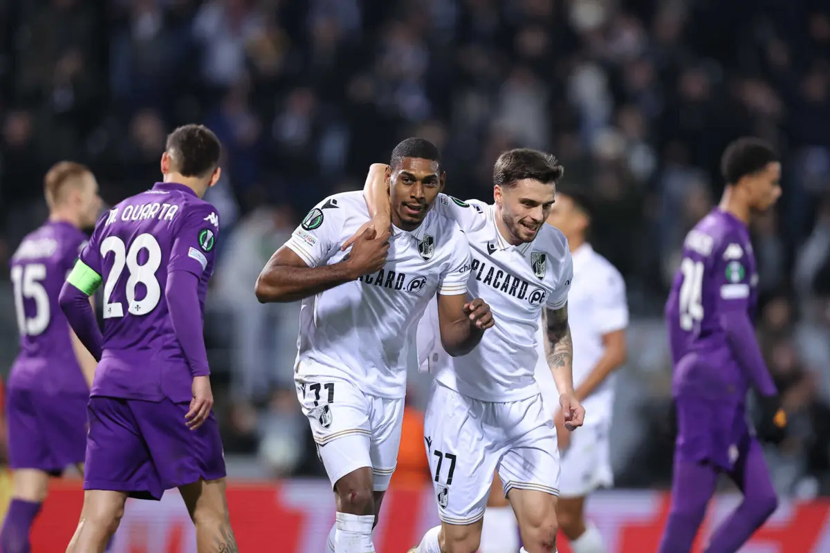 Avançado Gustavo Silva festeja com Nuno Santos o golo que adiantou os vimaranenses frente à Fiorentina