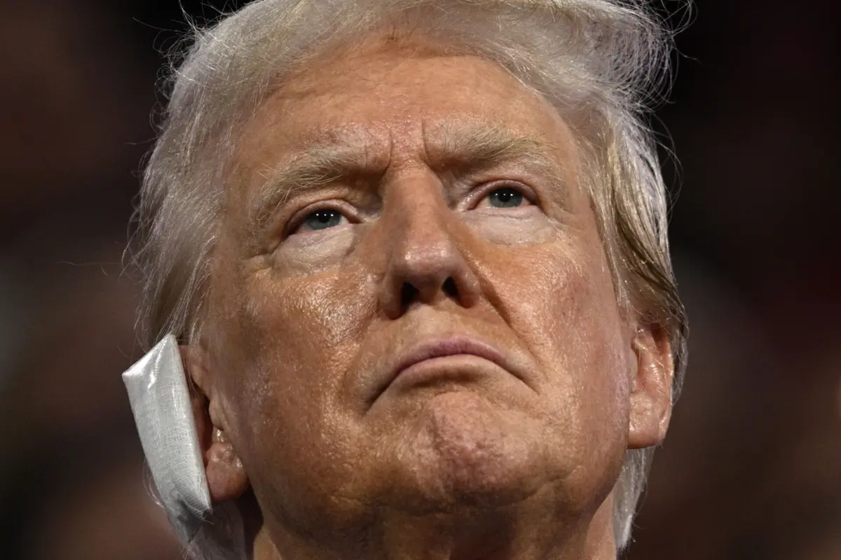 Trump com um grande penso na orelha que ficou ferida no ataque que o candidato republicano sofreu