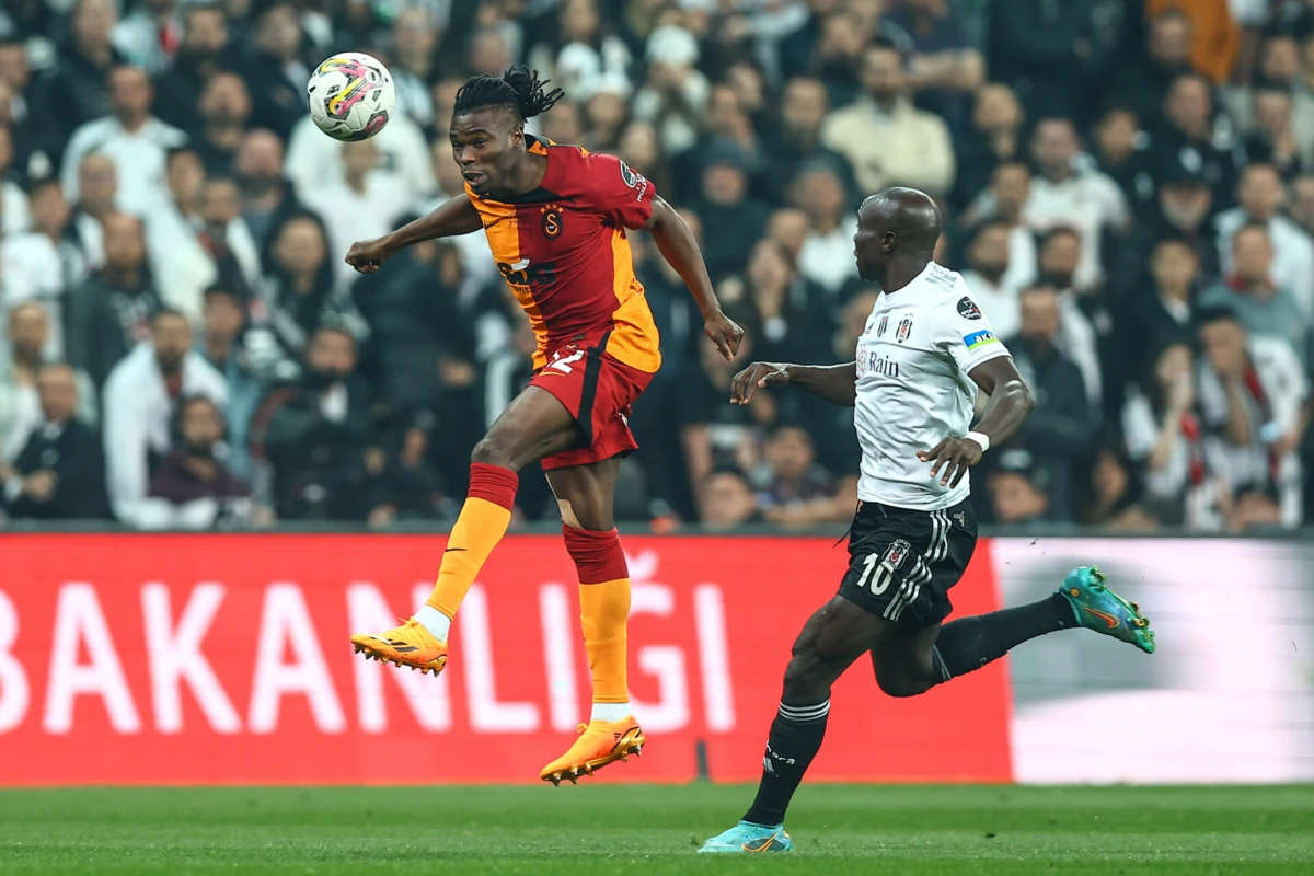 Aboubakar (à direita) foi hospitalizado