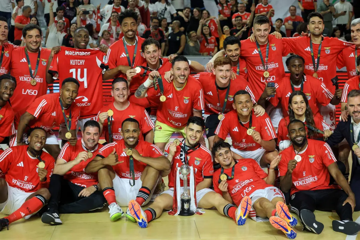 Encarnados na foto final com o troféu