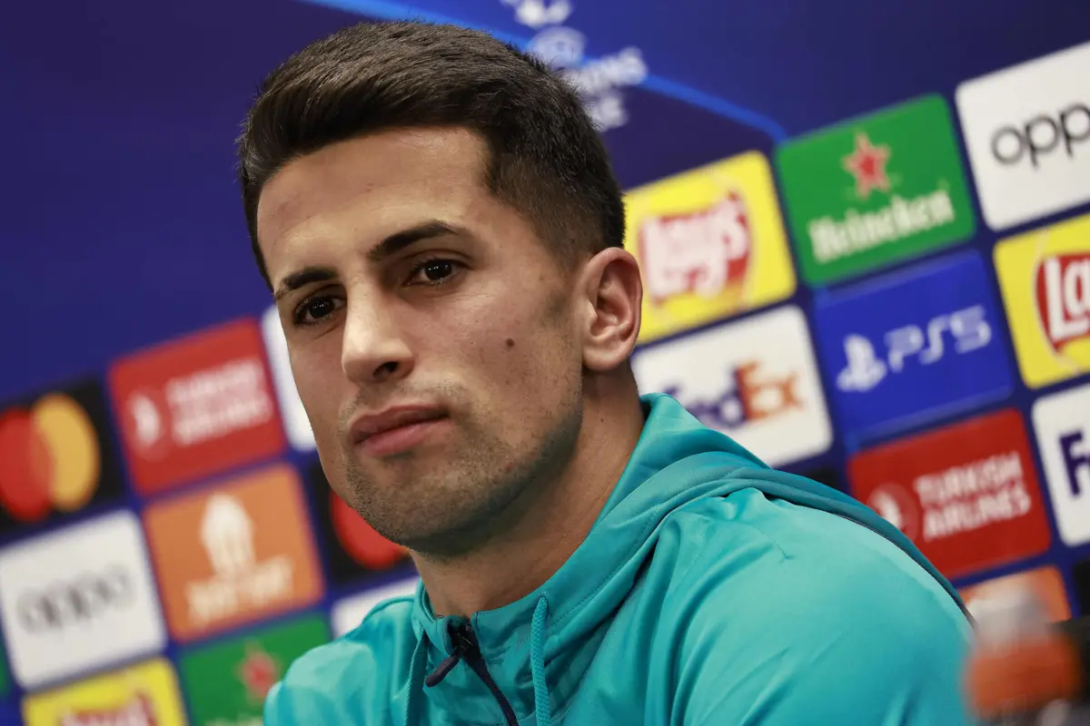 Tudo não passou de um susto. João Cancelo está apto a jogar e defender as cores do Barcelona e da seleção nacional