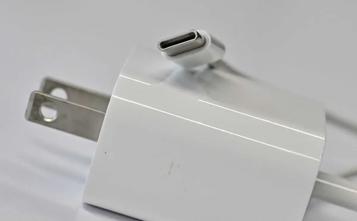 Bruxelas avisa Apple que terá de adotar carregador entrada USB-C em vez da Lightning