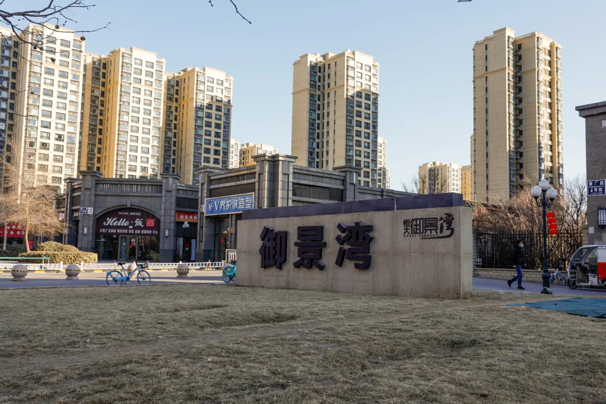 A empresa entrou em incumprimento das suas obrigações financeiras pela primeira vez em 2021, pouco mais de um ano depois de Pequim ter restringido os empréstimos aos promotores imobiliários