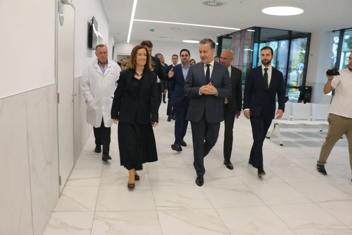 Ana Povo e os administradores do Grupo Trofa na visita ao hospital