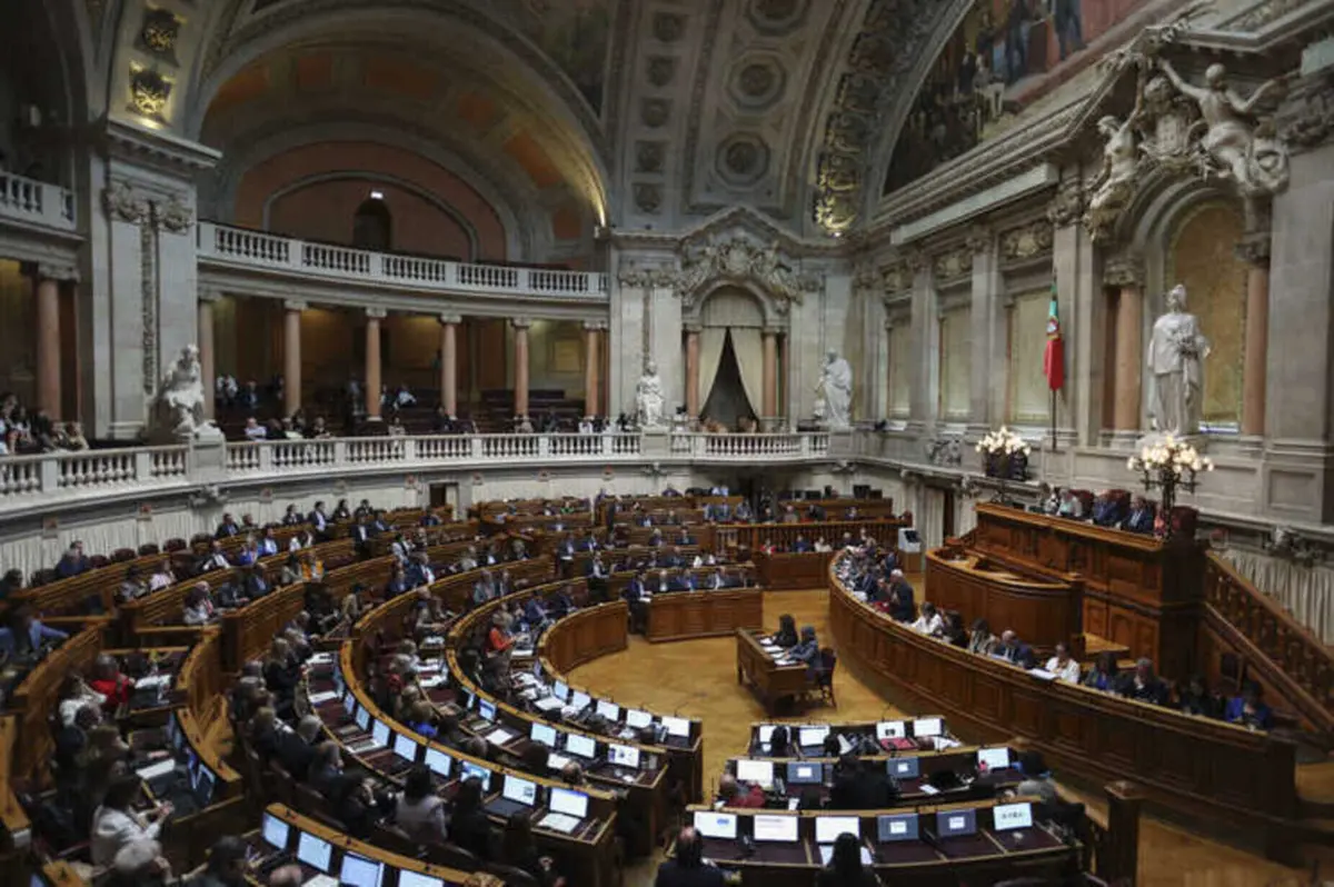 Dissolução do parlamento entra em vigor