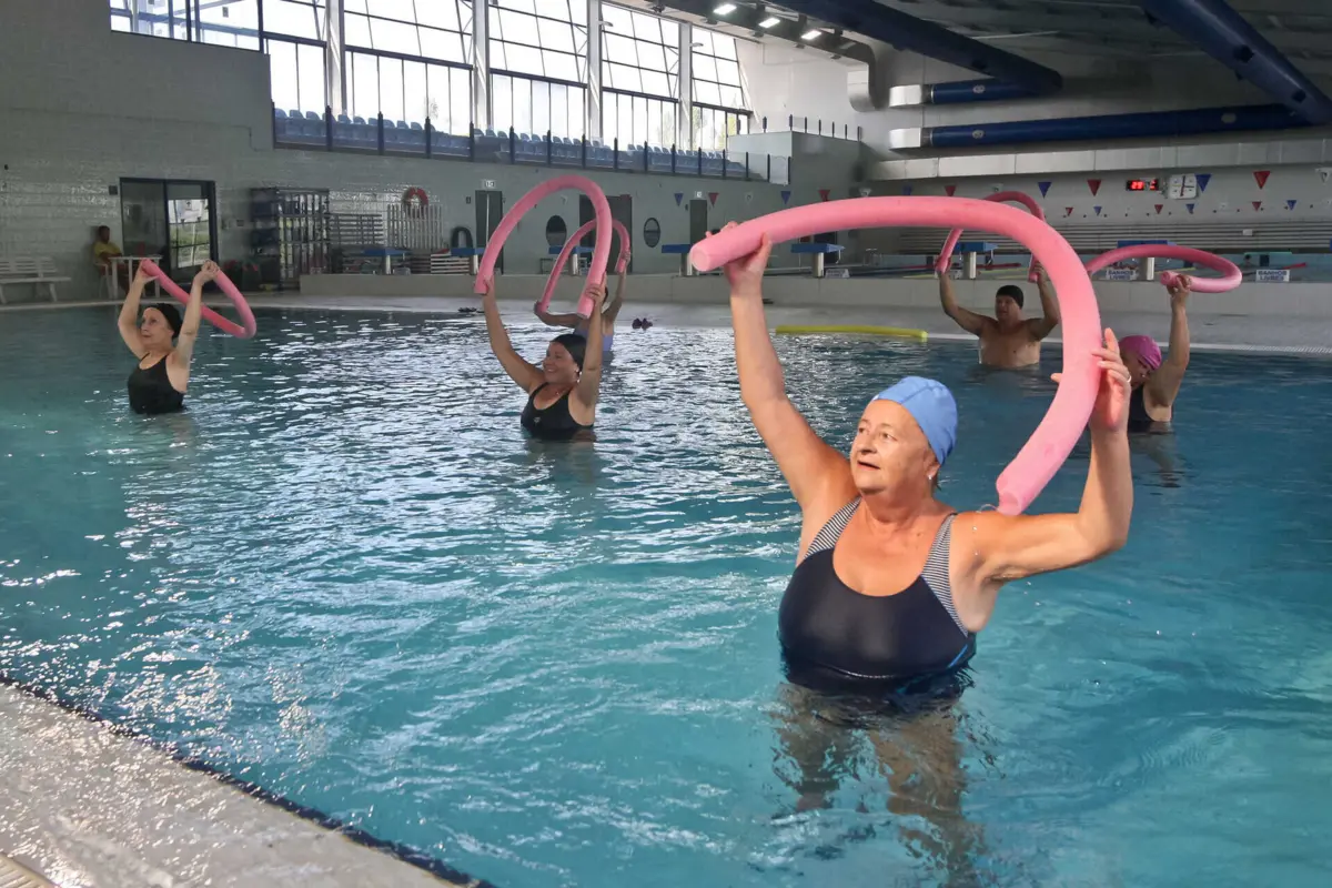 Há quem vá para a porta da piscina de madrugada para garantir lugar