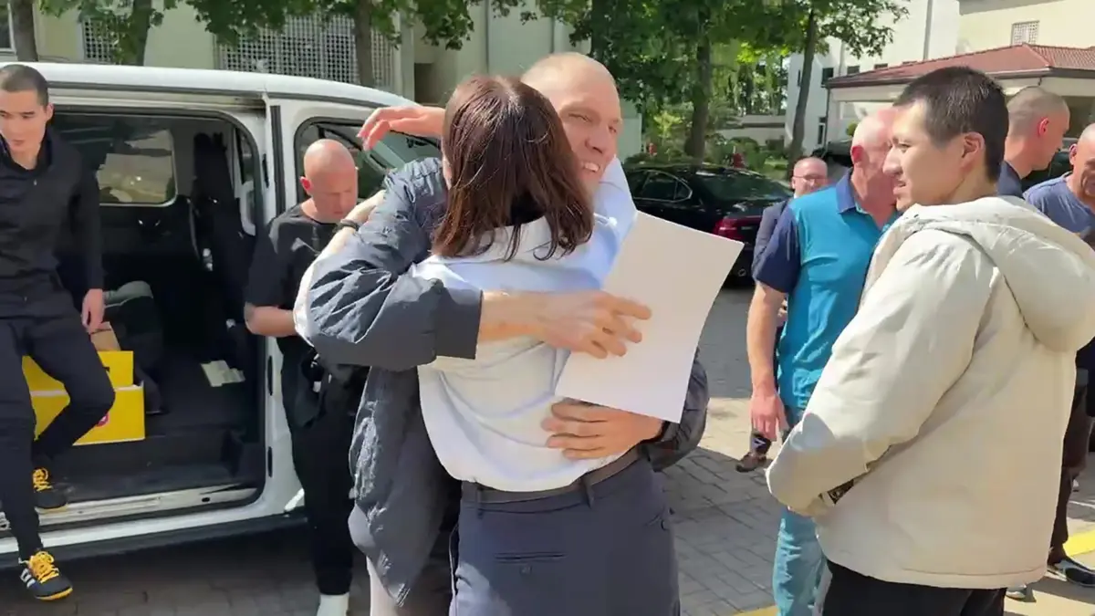 Reencontro entre Sergei Tikhanovsky e a mulher, Svetlana