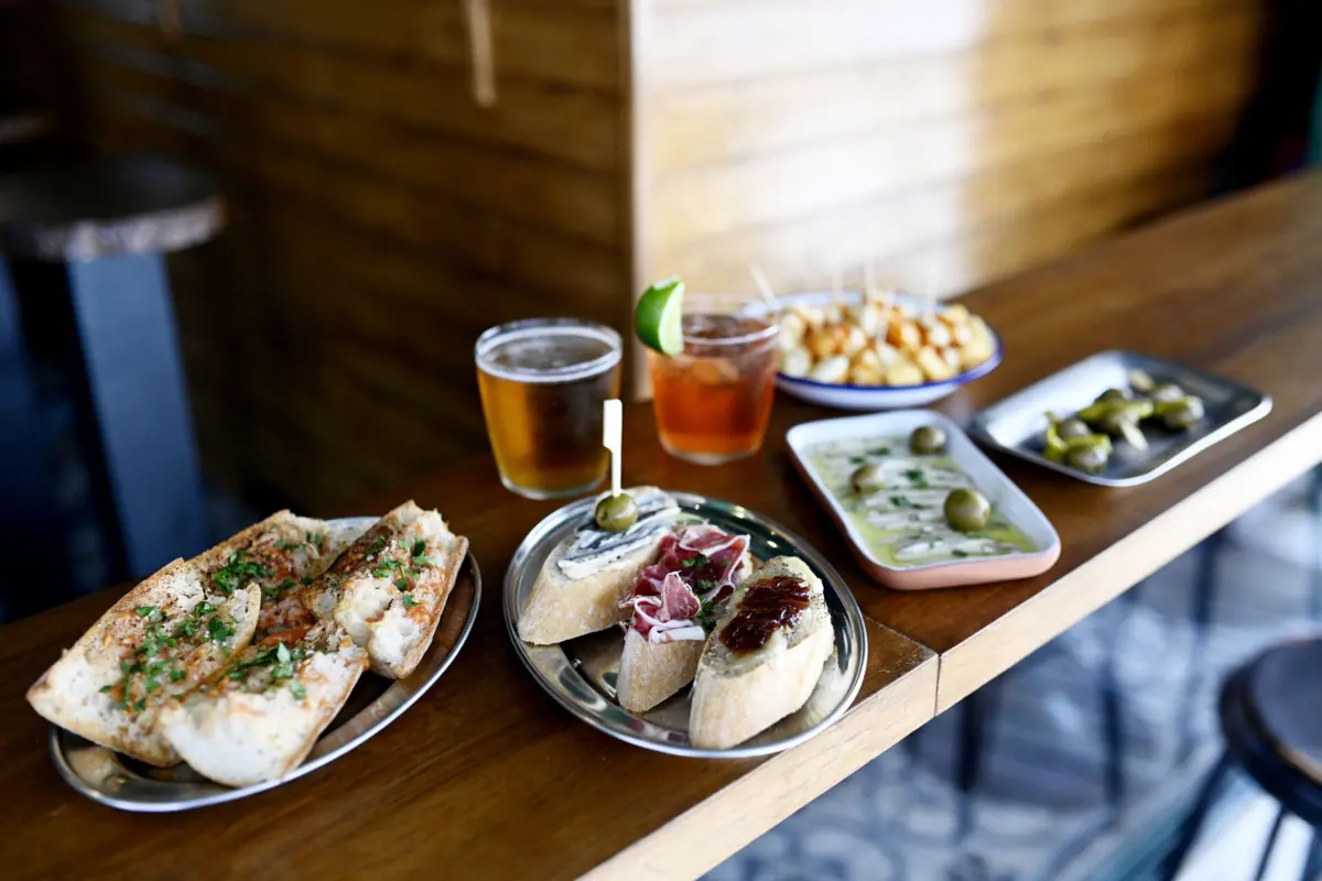 O Bodega Brava tem uma coleção de tapas espanholas, de partilha ou consumo individual.