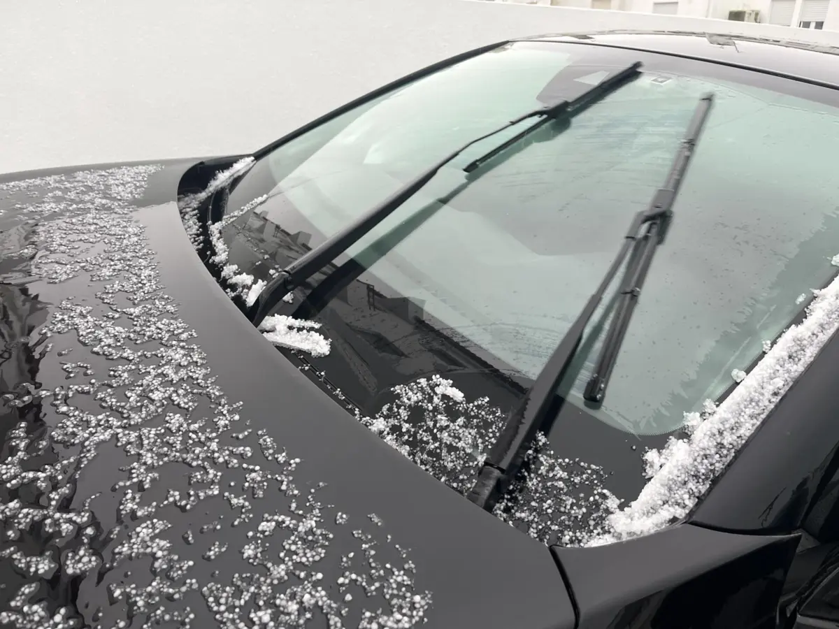 Granizo bem visível numa viatura em Évora