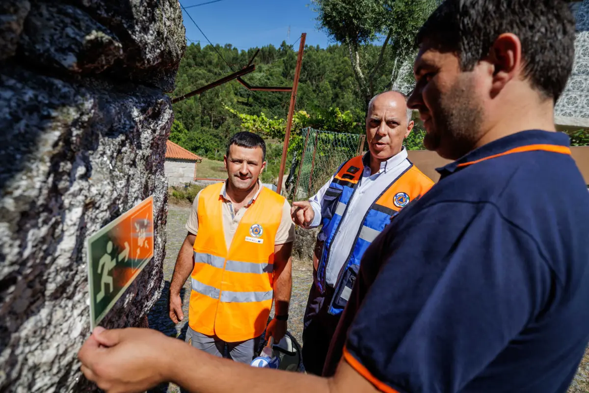 José Manuel, de colete laranja, sabe quem está em casa em qualquer horário