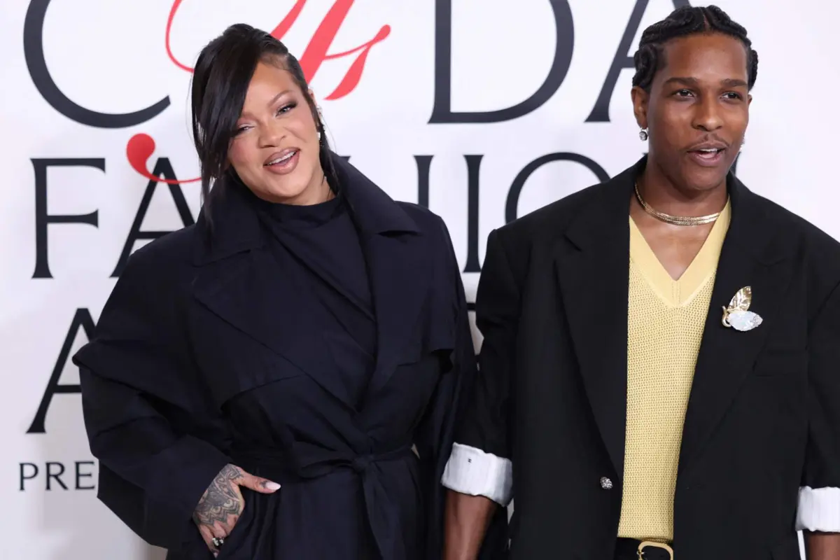 Rihanna e A$AP Rocky na cerimónia dos CFDA Fashion Awards 2025, no Museu Americano de História Natural, em Nova Iorque