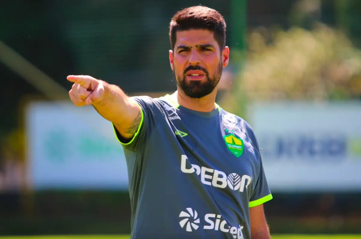 António Oliveira vai comandar o quinto clube na curta carreira de treinador principal