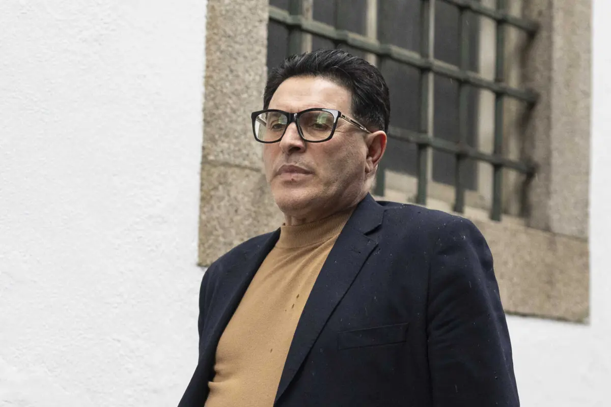 Ao final da tarde de segunda-feira, Vítor Catão foi insultado e ameaçado por alguns jovens de cara tapada