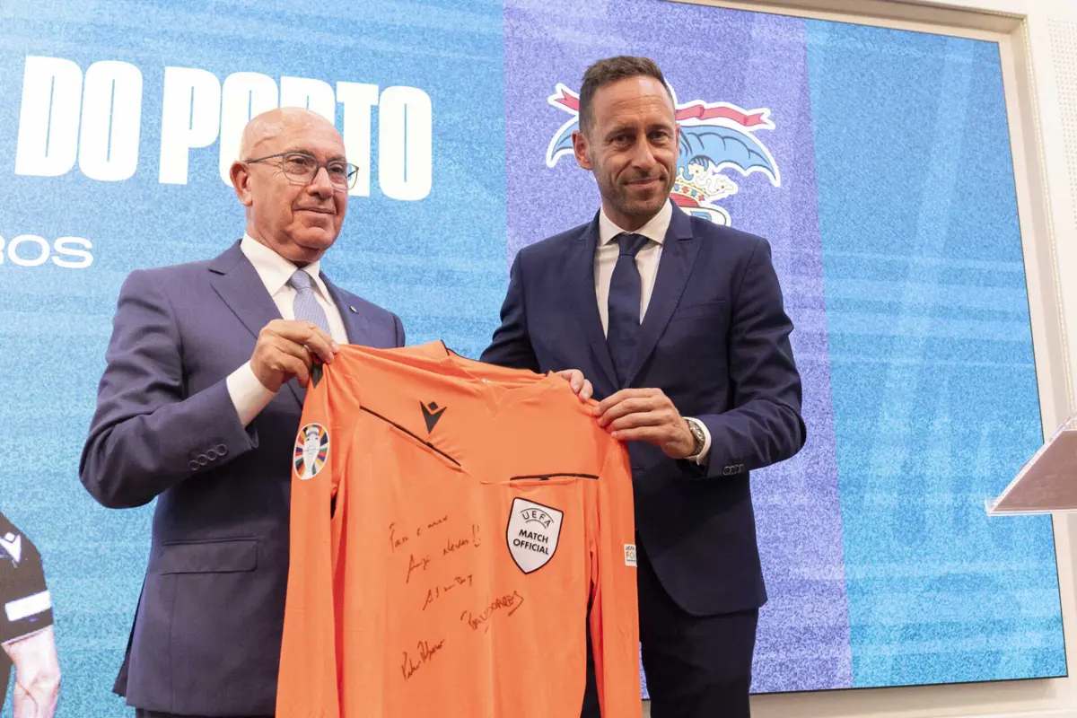 Artur Soares Dias entrega ao presidente da AF Porto, José Manuel Neves, uma das camisolas que envergou no Europeu de 2024