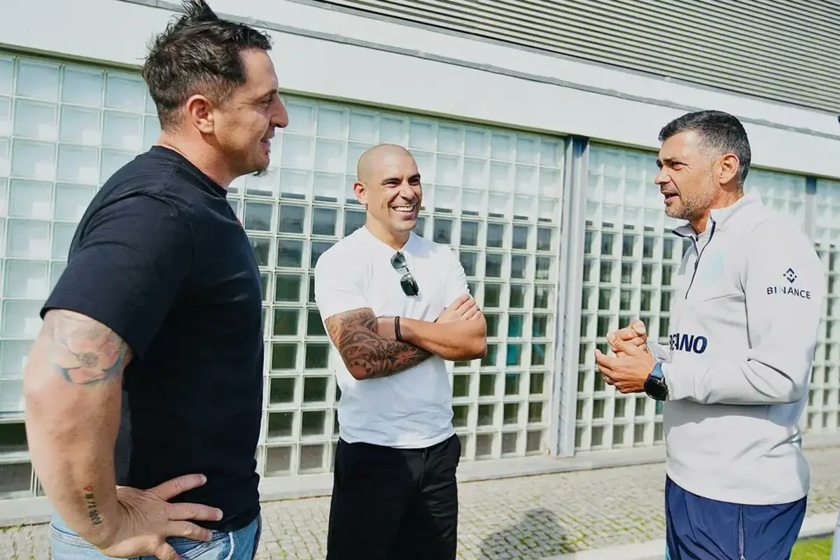 Maxi Pereira em conversa com Cristian Rodríguez e Sérgio Conceição no Olival
