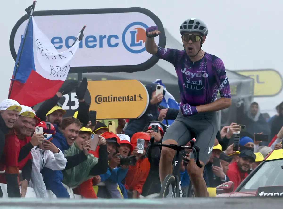 Ben O'Connor chegou isolado à meta em Col de la Loze