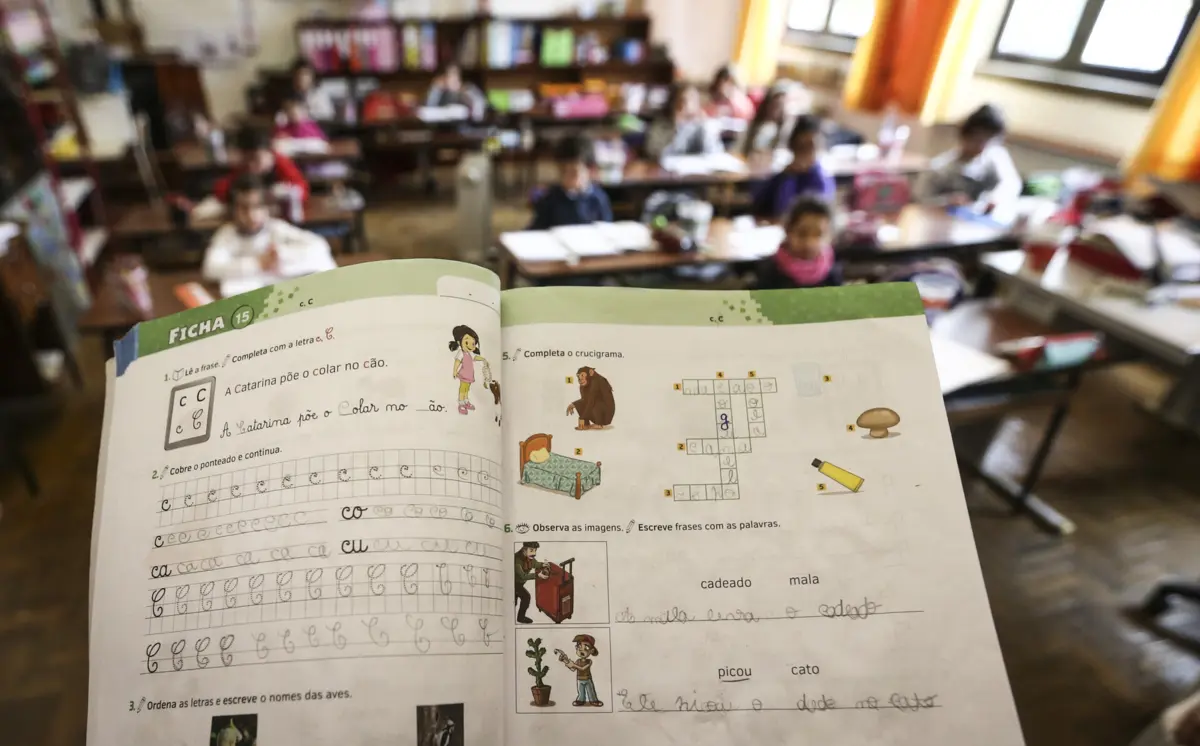 Apesar do contínuo encerramento de escolas públicas, número de estudantes não pára de subir