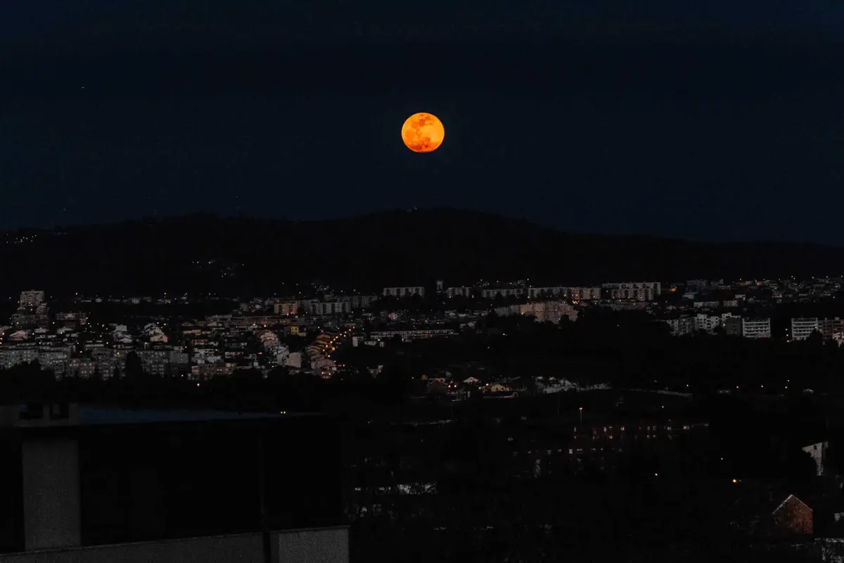 A última superlua do ano acontece esta sexta-feira