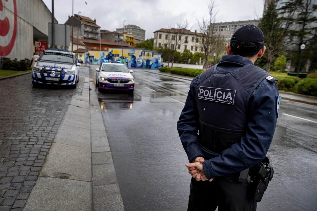 O detido, sem residência fixa em território nacional, vai ser esta sexta-feira apresentado junto das autoridades judiciárias