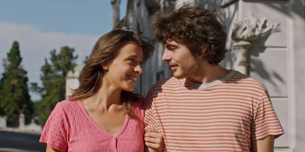 O humor dos diálogos, a luminosidade da imagem, a espessura e os sonhos que se pressentem nos olhares das personagens tornam o filme uma experiência maravilhosa de cinema