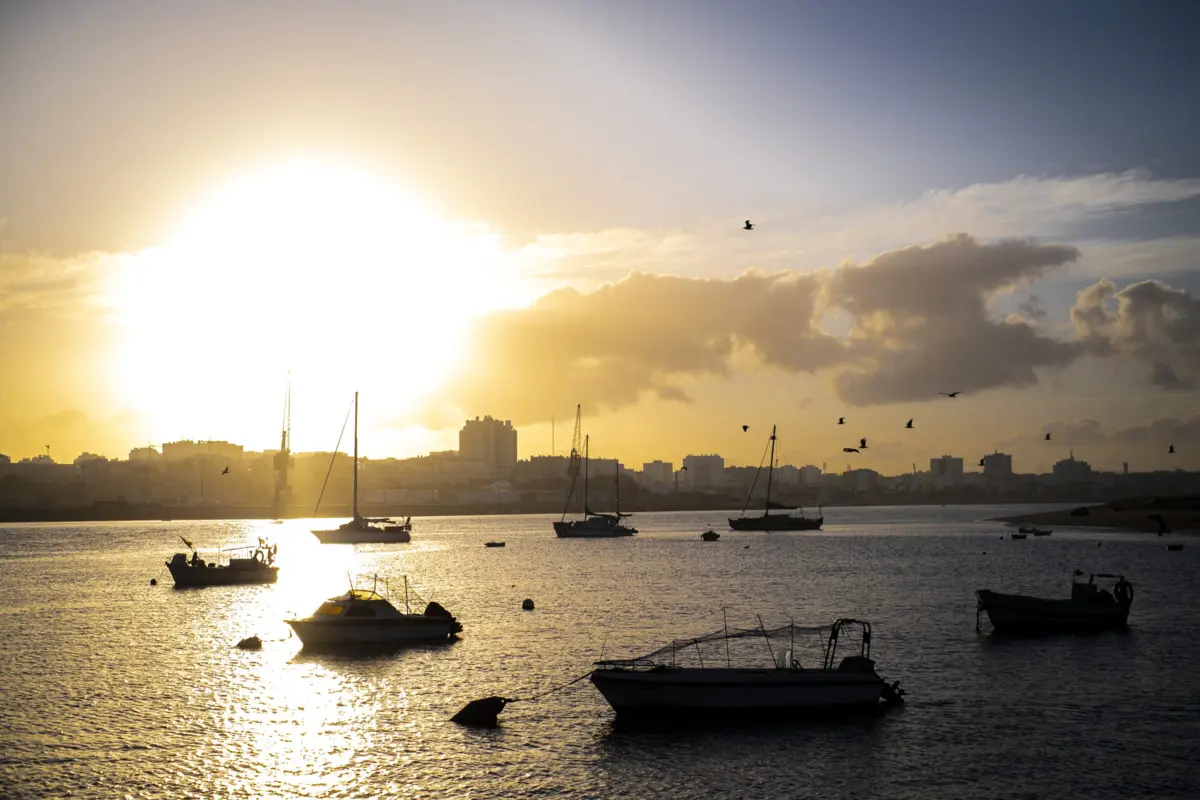 Imagem de contexto do artigo Embarcações encalhadas em praia algarvia removidas na terça-feira