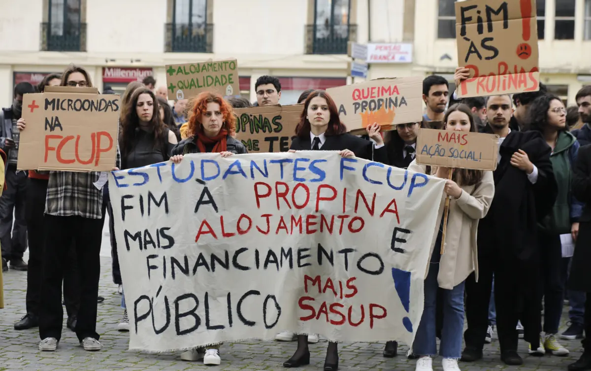 Uma dezena de associações académicas criticou hoje o descongelamento do valor das propinas