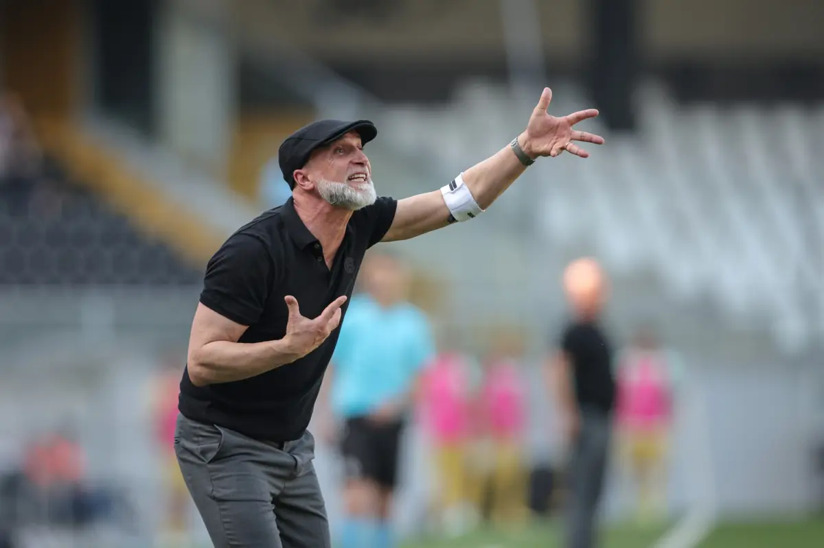 Álvaro Pacheco comanda o V. Guimarães, depois de já ter orientado Vizela e Estoril