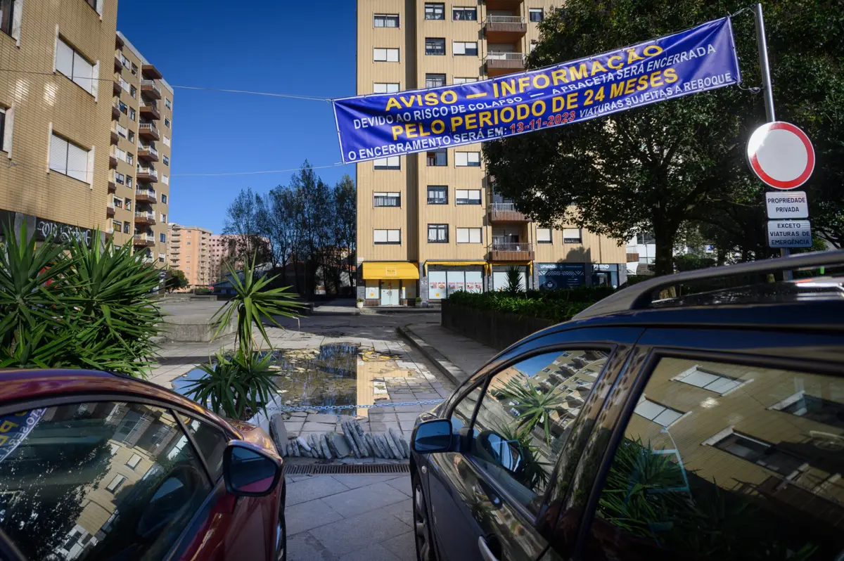 Residentes souberam do fecho pelo aviso na entrada para a praceta