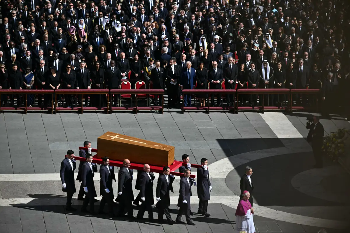 Imagem de contexto do artigo O Papa de "todos, todos, todos" juntou centenas de milhares de fiéis na despedida