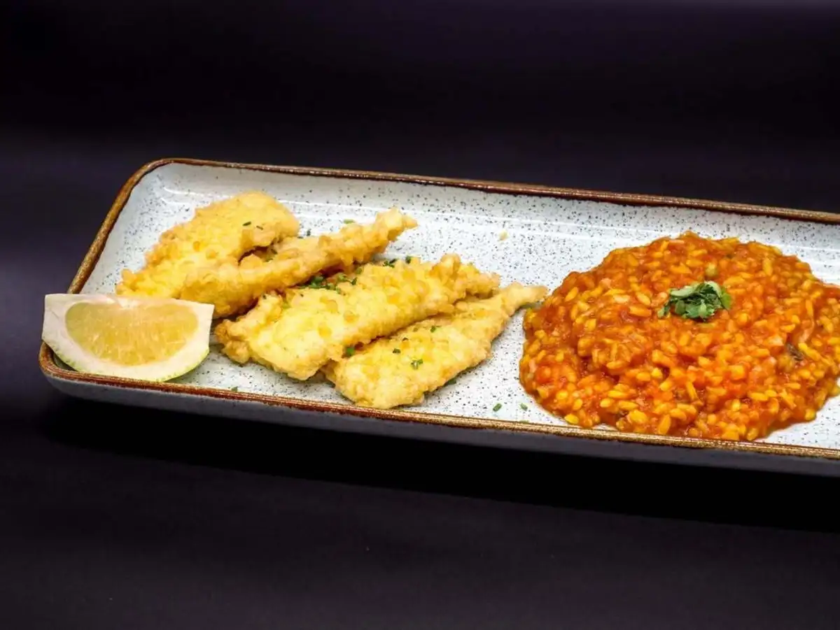 Filietes com arroz de tomate, no Nortada