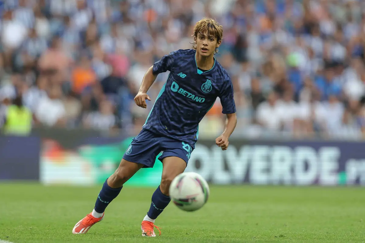 Rodrigo Mora assinou um bis