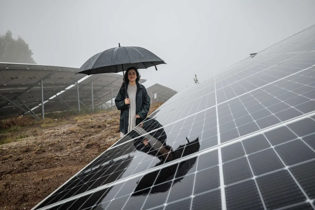 Filipa Costa, diretora de operações do Grupo JAF-Energias Renováveis junto a um dos painéis