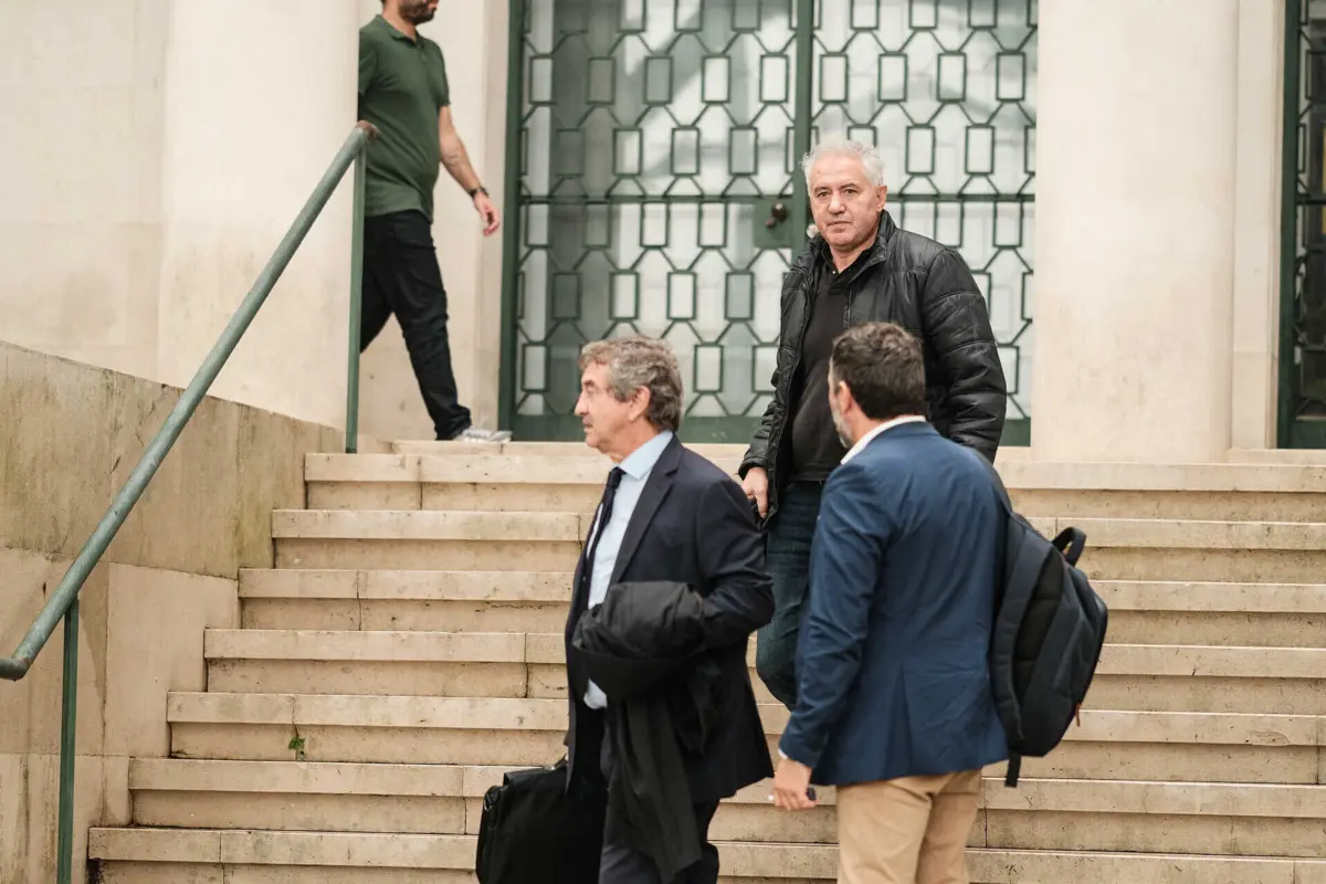 O ex-chefe da Divisão Administrativa e Financeira da Câmara de Pedrógão Grandes, José Lopes (de blusão preto), voltou a ser condenado a seis anos de prisão