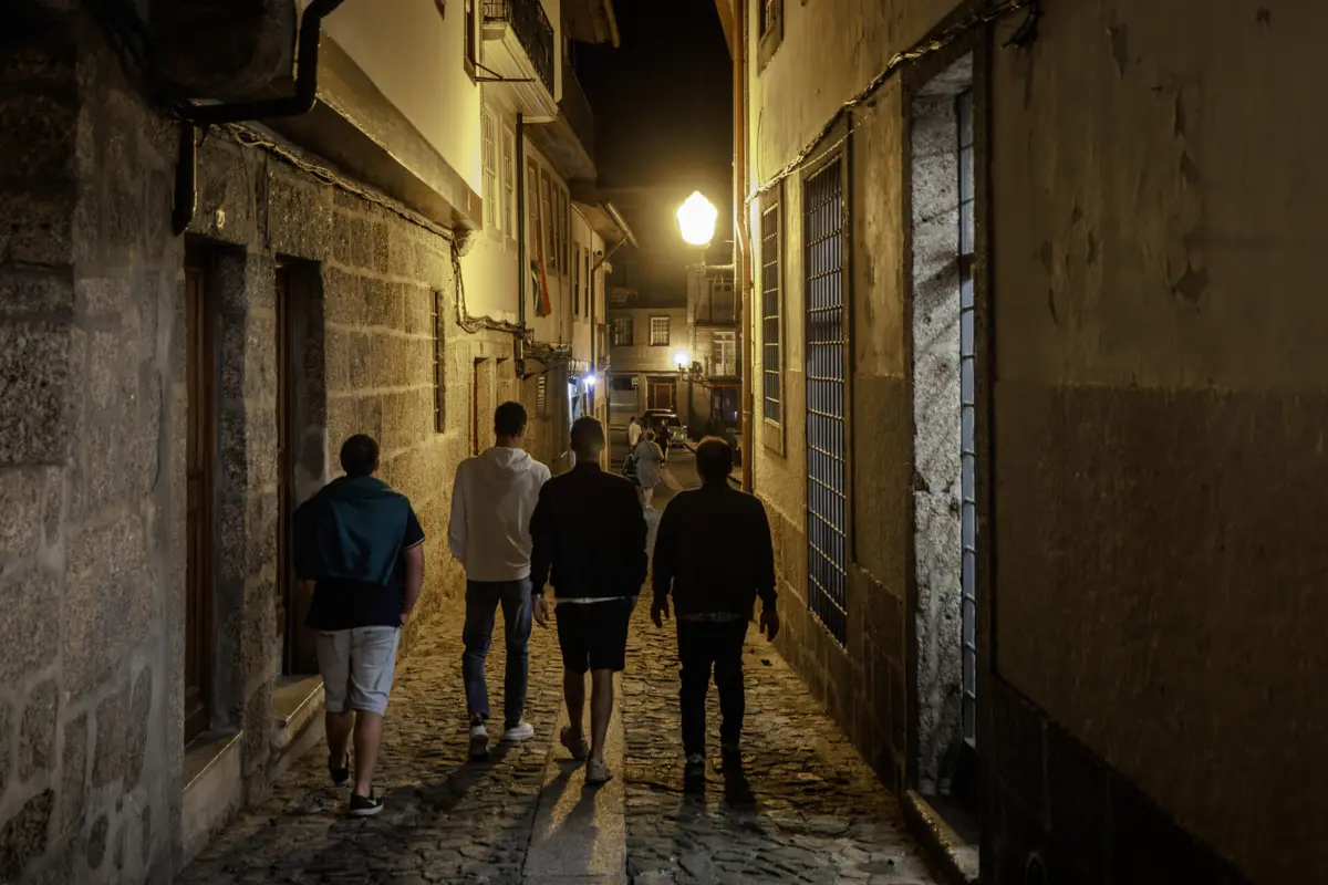 Ataque terá sido cometido por quatro indivíduos. Vítima foi hospitalizada