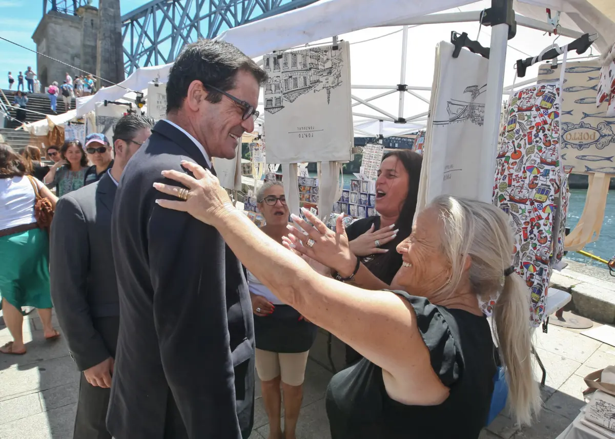 Presidente da Câmara do Porto visitou a feira da Ribeira