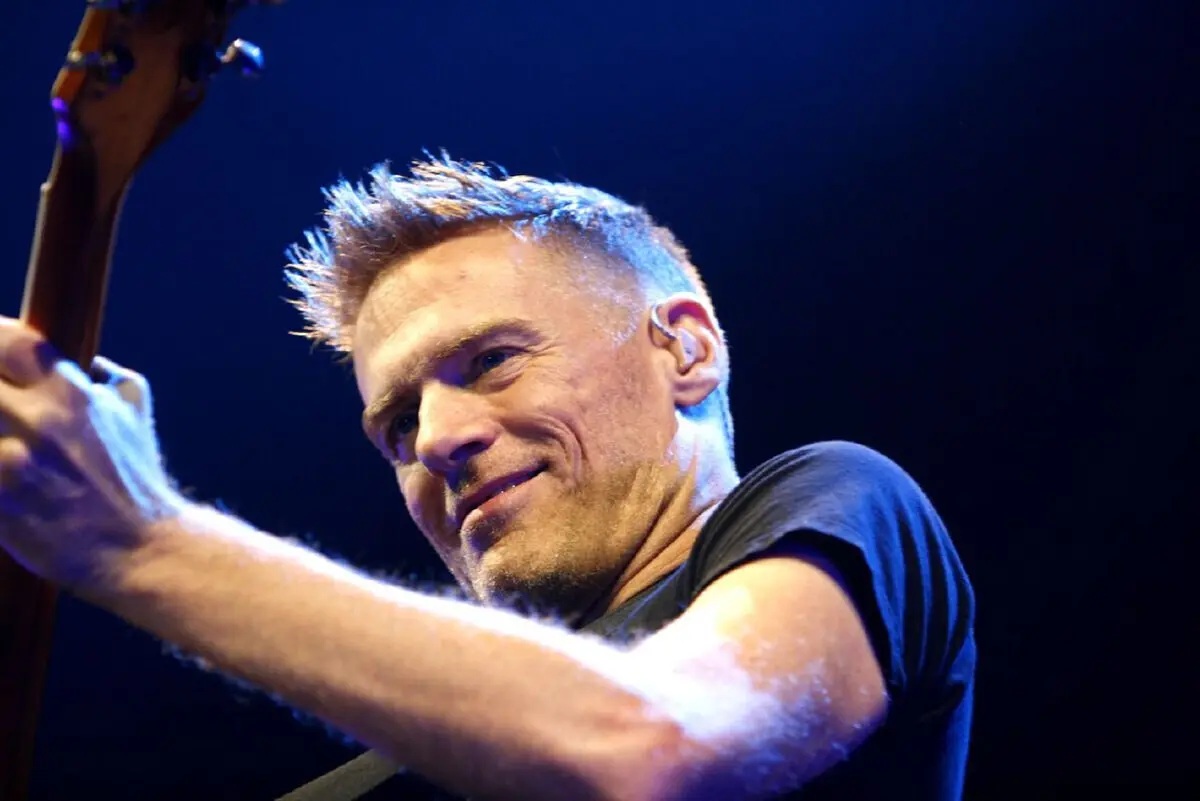 Bryan Adams, 64 anos, é uma estrela do soft-rock que já vem desde 1977.