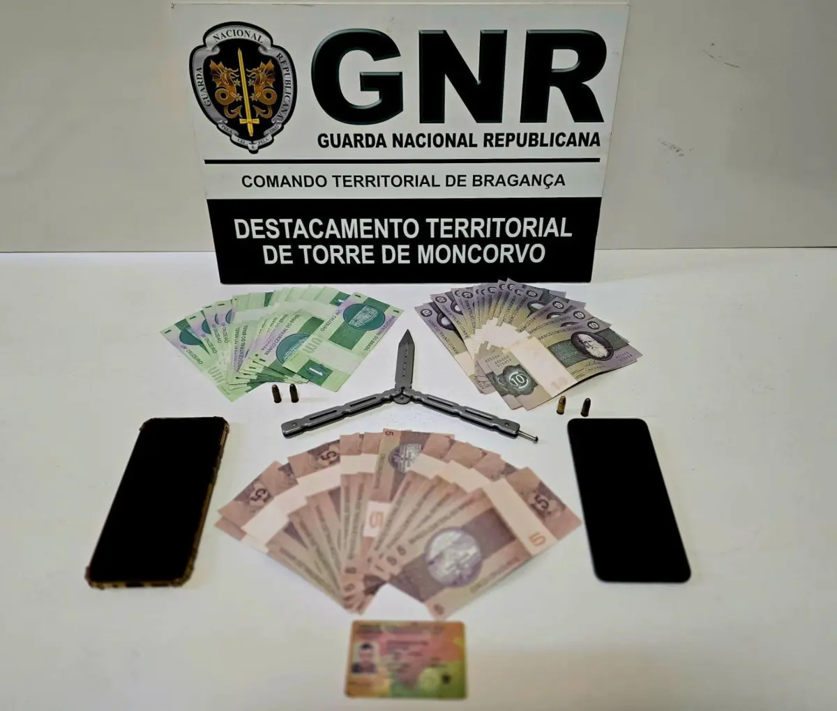 Material apreendido pela GNR nas buscas ao domicílio e ao veículo do detido