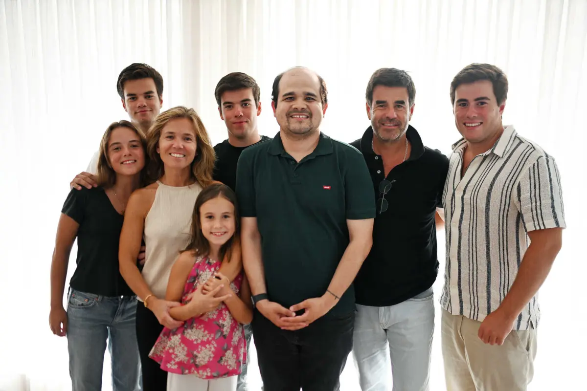 João e Matilde com os cinco filhos e o voluntário colombiano Luís Cruz, de 31 anos, na sua casa em Alcântara
