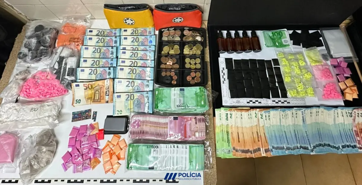 Polícia apreendeu quase oito mil doses de droga e mais de 18 mil euros, em dinheiro